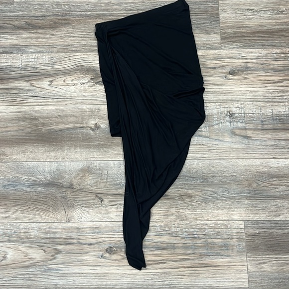 🦄5/25 Black Asymmetrical skirt - Picture 2 of 4